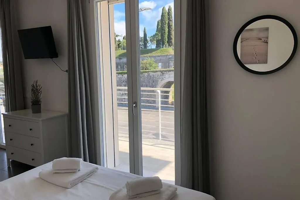 Appartement *Central Lakeside Apt*Swimming Pool & Free Parking Peschiera del Garda Italië
